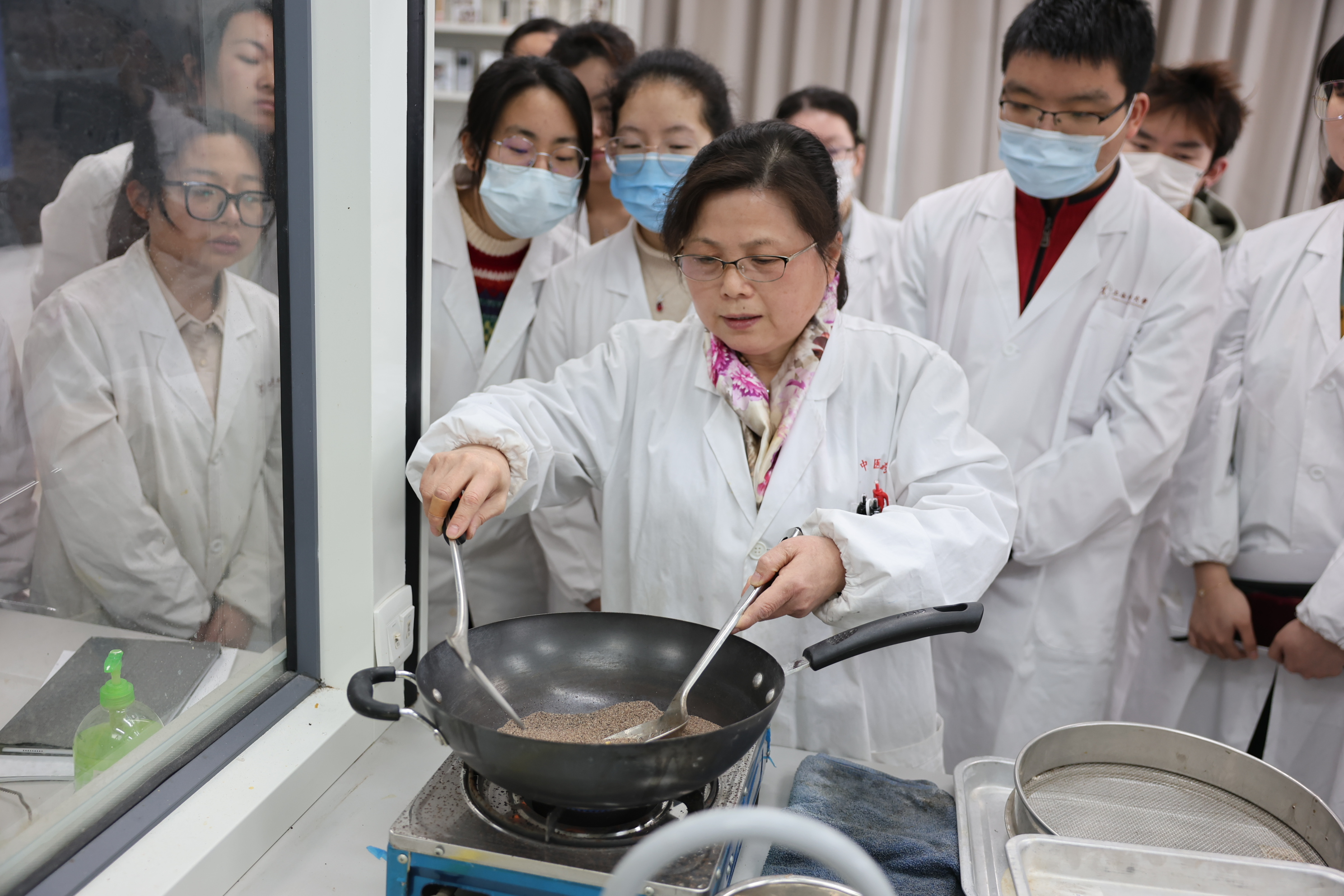 工匠精神 | 制药育人,匠心炮制臻品——记“上海工匠”董志颖