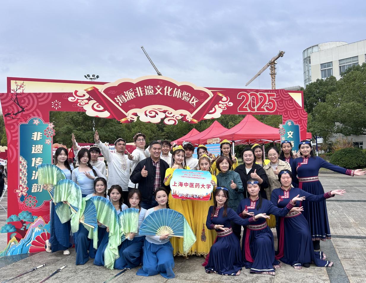 我校师生参加“家在上海”主题实践活动